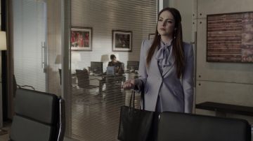 El blazer de Alexander McQueen usado por Fallon Carrington (Elizabeth Gillies) en Dynasty S02E13