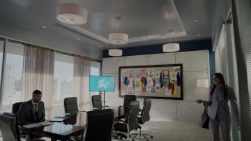 Pantalones lilas Alexander McQueen de Fallon Carrington (Elizabeth Gillies) en Dynasty S02E13