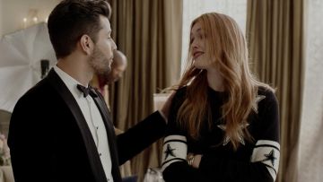 Suéter Estrella Negra de Kirby Anders (Maddison Brown) en Dynasty S02E13