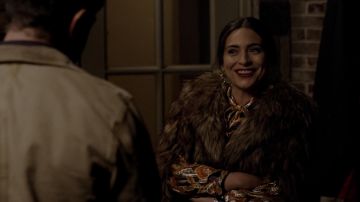 The cape in faux fur Michael Kors Crystal Jennings (Ana Brenda Contreras) in Dynasty S02E13
