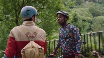 Zara veste Bleu avec des taches sur elle porté par Eric (Ncuti Gatwa) comme on le voit dans l'Éducation Sexuelle S01E02