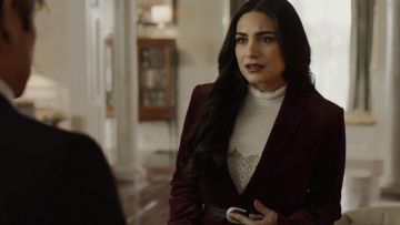 The white blouse in lace Frame range by Crystal Jennings (Ana Brenda Contreras) in Dynasty S02E13