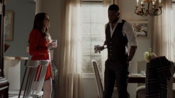 La robe blazer orange Blazé Milano portée par Fallon Carrington (Elizabeth Gillies) dans Dynastie S02E13