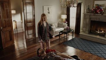 El chaleco a cuadros Sandro usado por Kirby Anders (Maddison Brown) en la dinastía S02E13