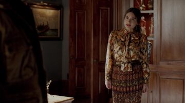 The printed skirt Anna Sui range by Crystal Jennings (Ana Brenda Contreras) in Dynasty S02E13