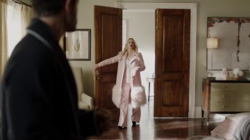 The coat rose Lela Rose worn by Alexis Carrington (Nicollette Sheridan) in Dynasty S02E13