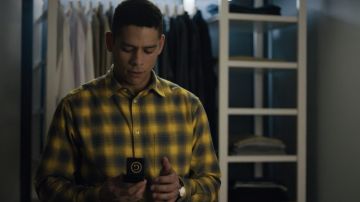 Camisa amarilla a cuadros usada por Alan Zaveri (Charlie Barnett) como se ve en la muñeca rusa S01E04