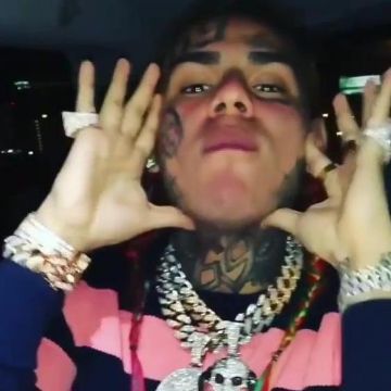 Suéter a rayas Gant usado por 6ix9ine para su primera canción en español