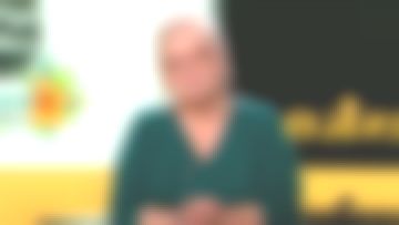 The green sweater Lacoste worn by Josiane Balasko in the Journal de 20h de France 2 du Sunday 10 February 2019