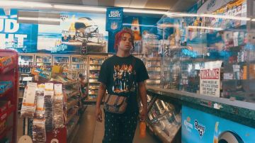 Le t-shirt Def Leppard Hysteria Tour 2013 de Zola dans son clip California Girl