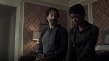 Lululemon Définir Veste Nulux porté par le Dr Majeur Nichole Sykes (Caroline Chikezie), dans Le Passage S01E05