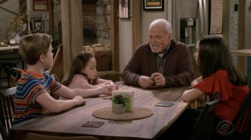 Mother Insider Crop Step Fray Speed Racer usado por Kate Burns (Grace Kaufman) en Man with a Plan (S03E01)