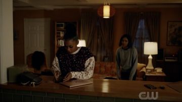 The sweatshirt with flowers Joy of Anissa Pierce (Nafessa Williams) in Black Lightning S02E13