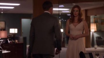 Alexander McQueen Vestido cady de cuello dulce usado por Donna Paulsen (Sarah Rafferty) en Suits (S07E15) (S07E15)