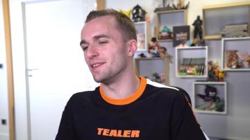 La camiseta Tealer de Squeezie en su video de YouTube "I EMPTY MY BAG!"