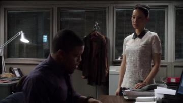 Madewell Col Haut en Dentelle de Lin porté par le Dr Joan Watson (Lucy Liu) dans le Primaire (S02E11)