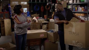 Mother Insider High-Rise Side Stripe Raw Hem Cropped Jeans usados por Tina (Tichina Arnold) en The Neighborhood S01E14