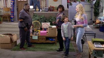 Rails de Camille Chandail porté par Gemma (Beth Behrs) dans Le Quartier (S01E14)