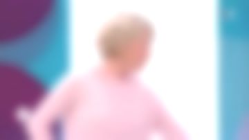 Suéter de cachemira con capucha rosa pálido de Sophie Davant en el programa C'est au el 12.02.2019