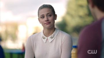 Le pull rose clair à col claudine de Betty Cooper (Lili Reinhart) dans Riverdale (S01E02)