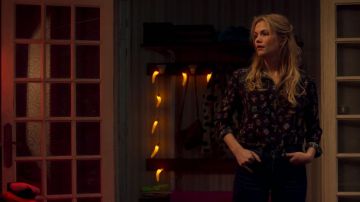 La chemise imprimée de Néféli (Margot Bancilhon) dans Ami-Ami