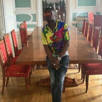 La chemise Versace portée par Ninho sur son compte Instagram