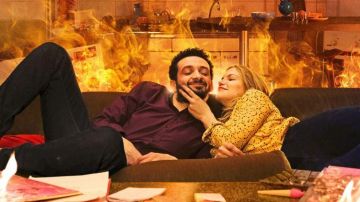 La chemise jaune imprimée de Nefeli (Margot Bancilhon) dans Ami-Ami