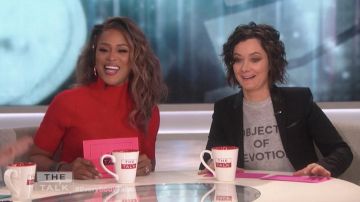 Alice + Olivia Lanie Pointelle Pullover en Rouge porté par Eve sur Le Talk 11 février 2019