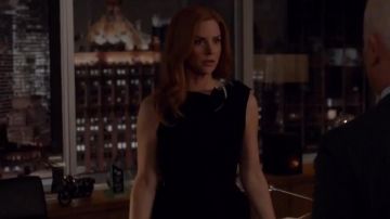 Lanvin Arc à l'Épaule Robe en Crêpe de Laine portés par Donna Paulsen (Sarah Rafferty) dans les Costumes (S06E04)