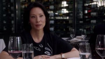 Stella McCartney Intarsia Graphic Shift Dress usado por la Dra. Joan Watson (Lucy Liu) en Primaria (S03E01)