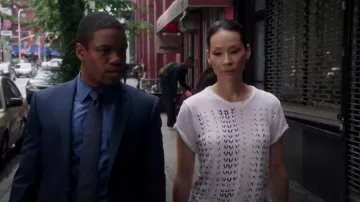 Current Elliott The Rolled Sleeve Crew Tee en Sugar Chevron usado por la Dra. Joan Watson (Lucy Liu) en Primaria (S03E01)