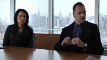 Helmut Lang Sonar Cardigan porté par le Dr Joan Watson (Lucy Liu) dans le Primaire (S02E13)
