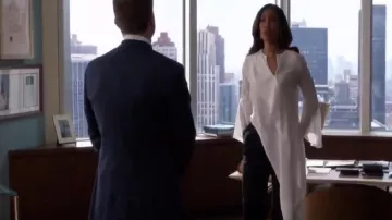 Blusa de seda asimétrica de Givenchy usada por Jessica Pearson (Gina Torres) en trajes (S06E09)