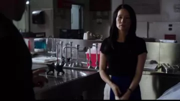 Peter Jensen Lambrissé Robe en Laine et Viscose Crêpe porté par le Dr Joan Watson (Lucy Liu) dans le Primaire (S02E13)