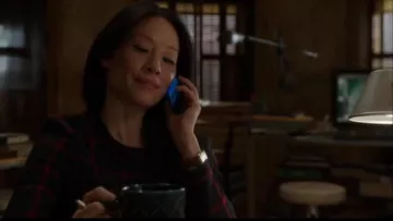 Zara Vérifié top avec zips porté par le Dr Joan Watson (Lucy Liu) dans le Primaire (S02E14)