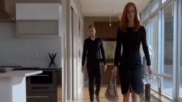 Oscar de la Renta Gathered stretch-wool crepe dress worn by Donna Paulsen (Sarah Rafferty) in Suits (S06E12)