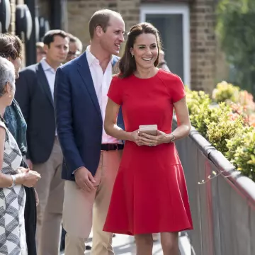 La robe rouge d'été portée par Kate Middleton lors de sa visite de Young Minds à Londres en août 2016