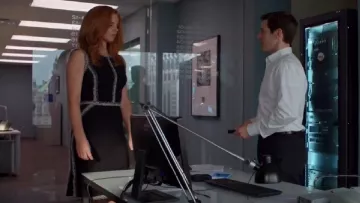 Oscar de la Renta Sleeveless tweed-trimmed pencil dress worn by Donna Paulsen (Sarah Rafferty) in Suits (S06E13)