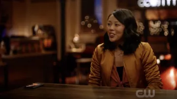 Bombardero amarillo H&M de Kamilla Huang (Victoria Park) en Flash S05E14