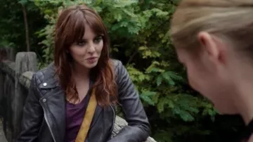 Tous les Saints de Fret Perfecto porté par Kitty Hiver (Ophelia Lovibond) dans le Primaire (S03E08)