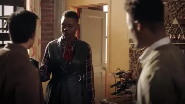 BCBGMaxAzria Faux Leather Drape Front Long Vest usado por Mina Okafor (Shaunette Renée Wilson) en The Resident (S02E14)