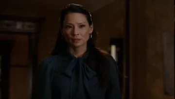 Gucci Chatte-arc en georgette de Soie Haut porté par le Dr Joan Watson (Lucy Liu) dans le Primaire (S04E02)