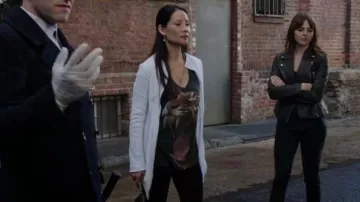 Chaser Chat de la Jungle Boxy Tee porté par le Dr Joan Watson (Lucy Liu) dans le Primaire (S03E09)