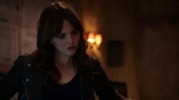 Tous les Saints de Fret Perfecto porté par Kitty Hiver (Ophelia Lovibond) dans le Primaire (S03E09)