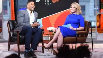 Alice + Olivia Équipé Midi Robe en bleu porté par Sara Haines sur Good Morning America