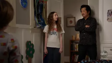 RE/DONE Camiseta de algodón impresa de las Hermanas del Mundo usada por Mae (Olivia Keville) en Splitting Up Together (S02E12)