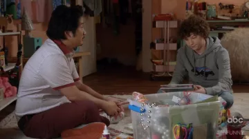 Patagonia Fitz Roy Bear Uprisal Hoodie usada por Mason (Van Crosby) en Splitting Up Together (S02E12)