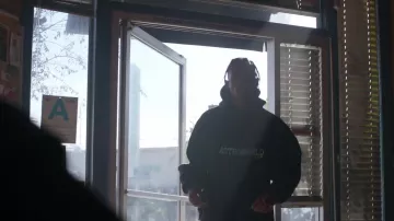 The sweatshirt hoody Astroworld Travis Scott in the clip Mile High James Blake feat. Travis Scott and Metro Boomin