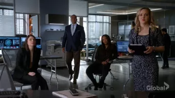 Michael Kors Colección Floral Jacquard Media Manga Recortada Encogimiento de hombros usado por Marissa Morgan (Geneva Carr) en Bull S03E14