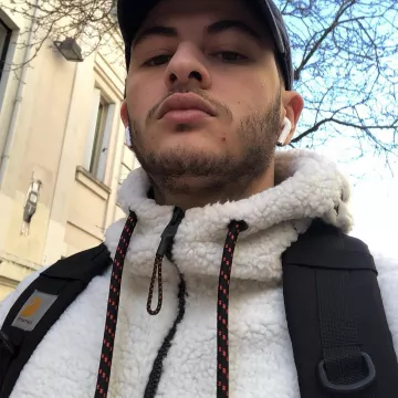 Sweatshirt Fleece in sherpa carried by the tweeters YassEncore on his account Instagram